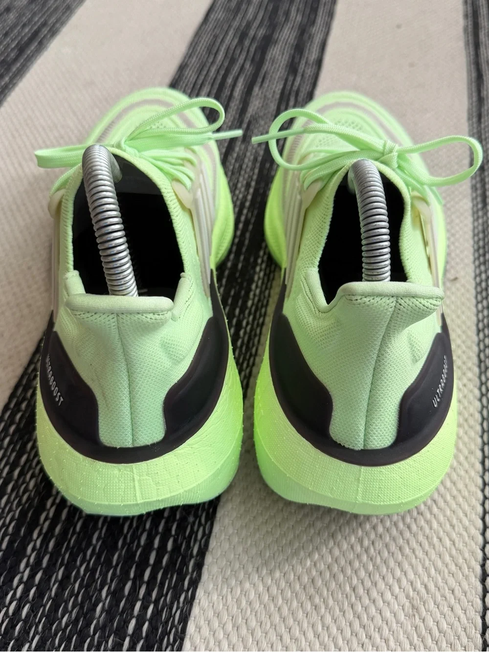 adidas Sneaker Men's Neon Green Ultraboost Light Lime Green Running Shoes Sz 8.5